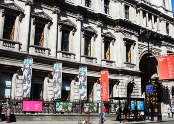 Royal Academy apologises to textile artist Jess De Wahls and starts talks about restocking her artwork in their gift shop